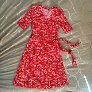 Daisy Fuentes women’s wrap dress in a size small.